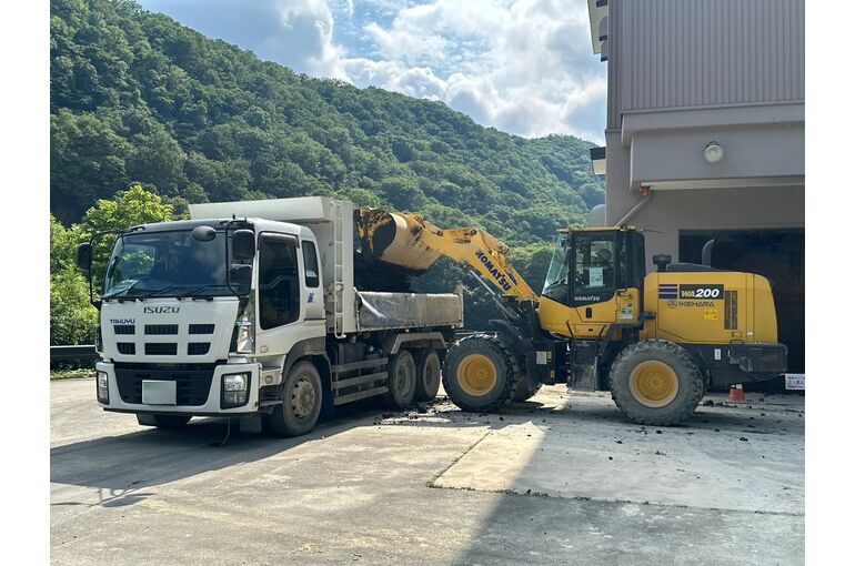 株式会社たくゆうのダンプへ土を積み込む様子